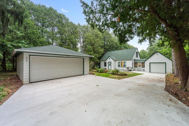 1900 Edgewater DRIVE, Grafton, WI 53024
