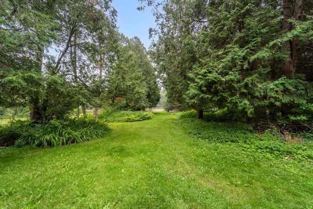 1900 Edgewater DRIVE, Grafton, WI 53024