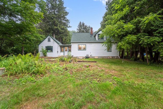 1900 Edgewater DRIVE, Grafton, WI 53024