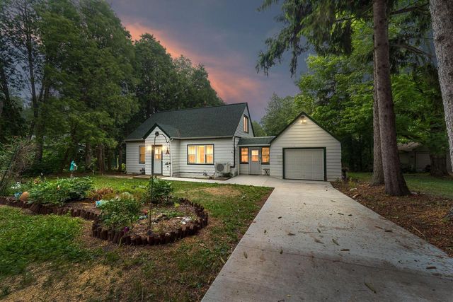 1900 Edgewater DRIVE, Grafton, WI 53024