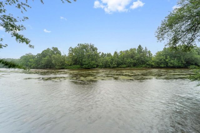 1900 Edgewater DRIVE, Grafton, WI 53024