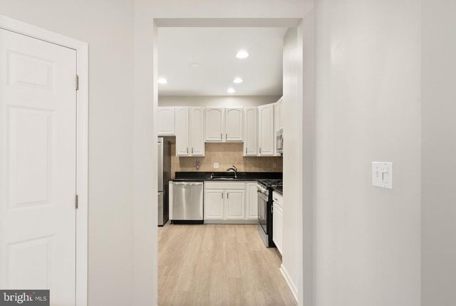 6932 WALNUT HILL DR, Gainesville, VA 20155