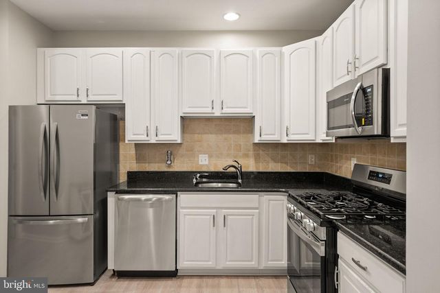 6932 WALNUT HILL DR, Gainesville, VA 20155