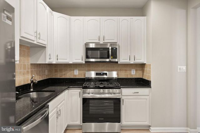 6932 WALNUT HILL DR, Gainesville, VA 20155