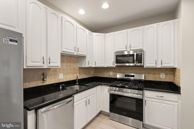 6932 WALNUT HILL DR, Gainesville, VA 20155