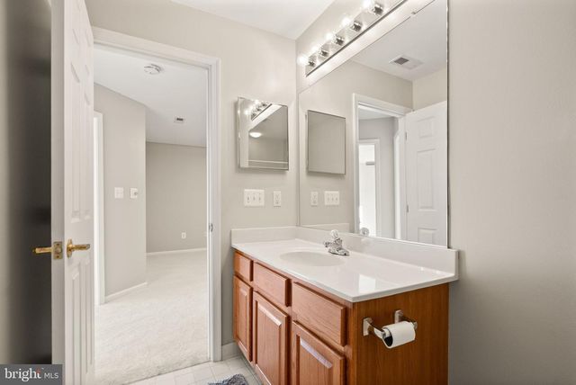 6932 WALNUT HILL DR, Gainesville, VA 20155