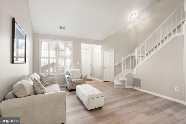 6932 WALNUT HILL DR, Gainesville, VA 20155