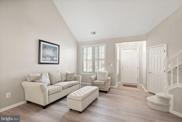 6932 WALNUT HILL DR, Gainesville, VA 20155