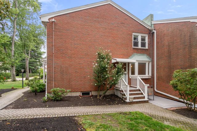 60 Lake St E, Winchester, MA 01890