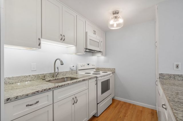 60 Lake St E, Winchester, MA 01890