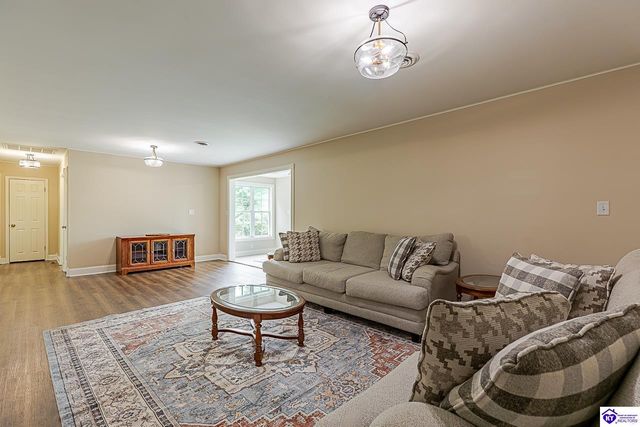 696 Pine Valley Drive, Elizabethtown, KY 42701
