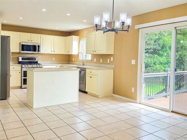 221 Maplewood Drive, Brandon Charter Township, MI 48348