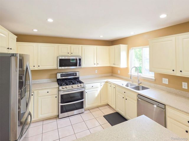 221 Maplewood Drive, Brandon Charter Township, MI 48348