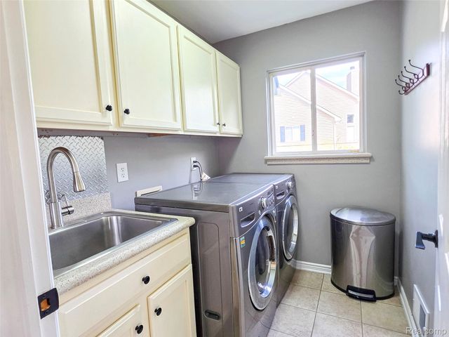 221 Maplewood Drive, Brandon Charter Township, MI 48348