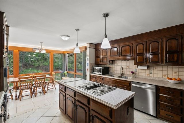 1 Hemlock Dr, Chelmsford, MA 01824