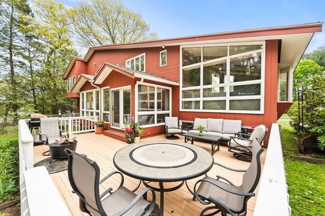 1 Hemlock Dr, Chelmsford, MA 01824