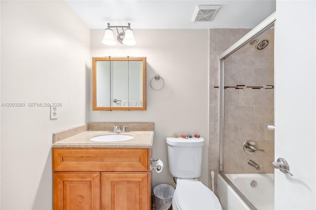 5560 Lakeside Dr 204, Margate, FL 33063