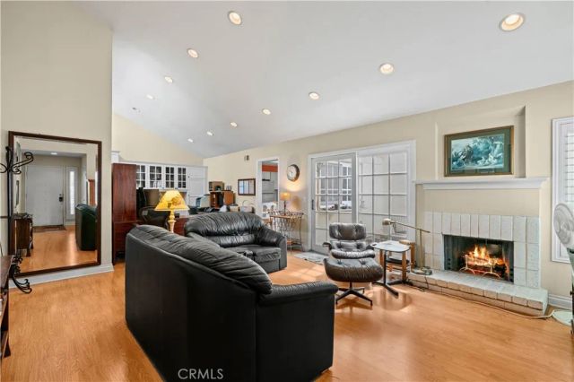 2 Morena 4, Irvine, CA 92612