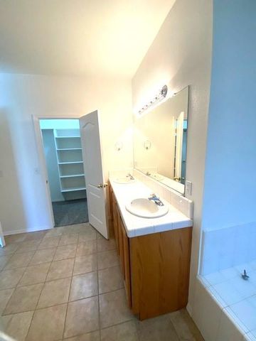 3951 Black Hawk Ct, Merced, CA 95340