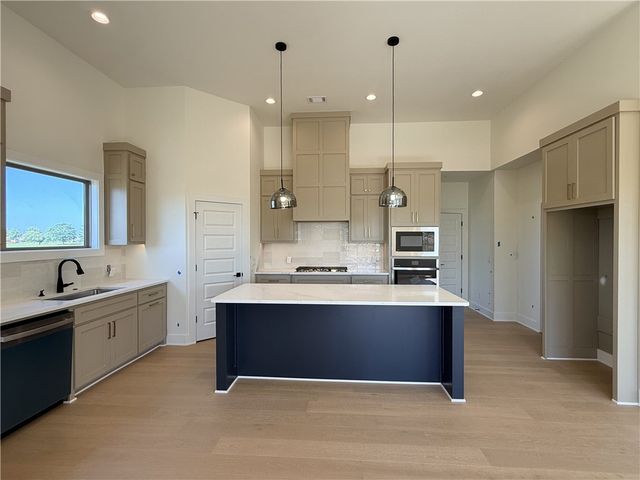 7100 SW Orange Avenue, Bentonville, AR 72713