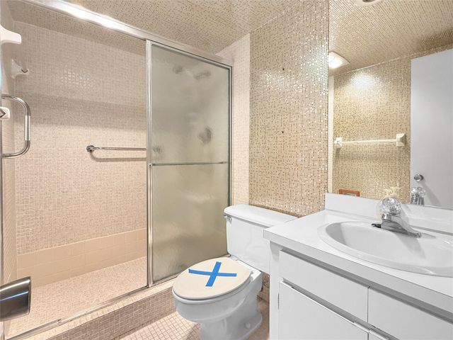 605 Oaks Drive 703, Pompano Beach, FL 33069