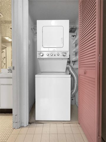 605 Oaks Drive 703, Pompano Beach, FL 33069