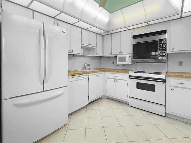 605 Oaks Drive 703, Pompano Beach, FL 33069