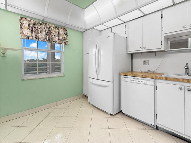 605 Oaks Drive 703, Pompano Beach, FL 33069