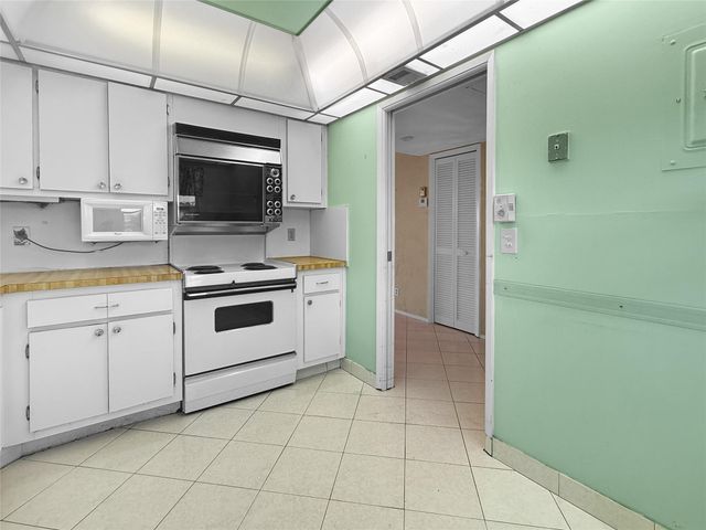 605 Oaks Drive 703, Pompano Beach, FL 33069