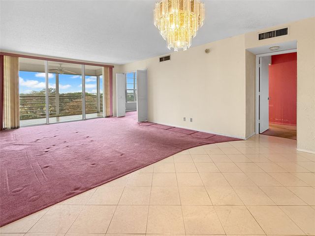 605 Oaks Drive 703, Pompano Beach, FL 33069