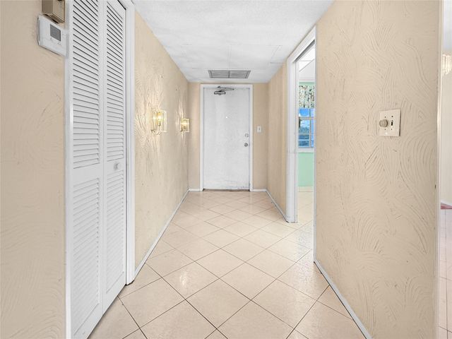 605 Oaks Drive 703, Pompano Beach, FL 33069