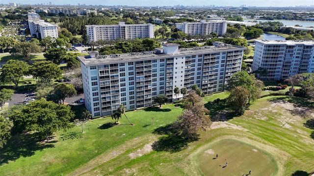 605 Oaks Drive 703, Pompano Beach, FL 33069