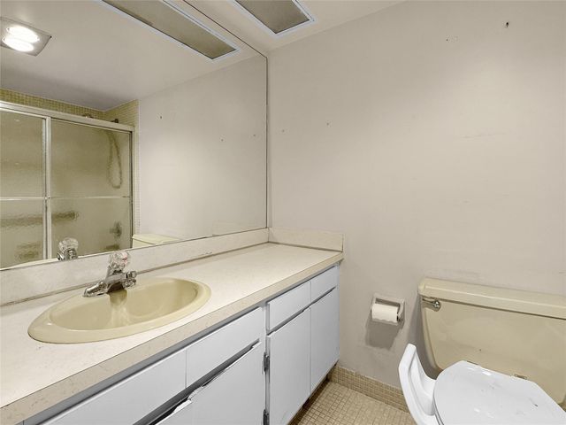 605 Oaks Drive 703, Pompano Beach, FL 33069