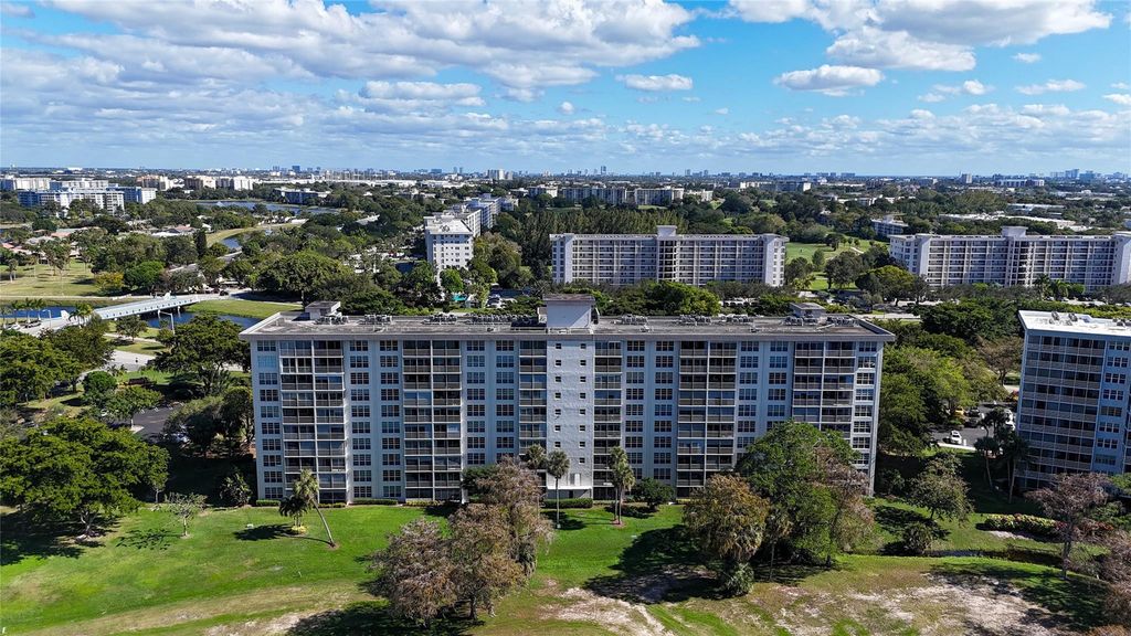 605 Oaks Drive 703, Pompano Beach, FL 33069