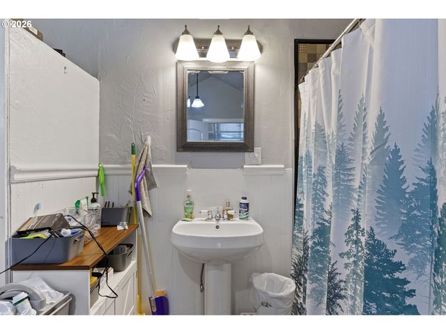 640 N GARDEN Way, Eugene, OR 97401