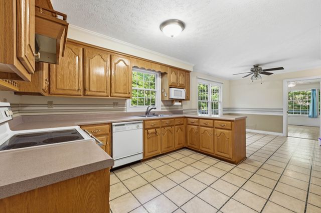 187 Oak Crest Dr, Tennessee Ridge, TN 37178