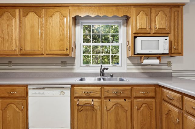 187 Oak Crest Dr, Tennessee Ridge, TN 37178