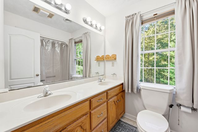 187 Oak Crest Dr, Tennessee Ridge, TN 37178