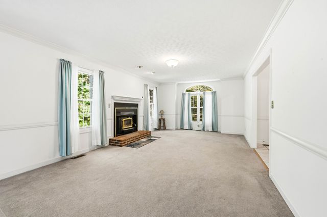 187 Oak Crest Dr, Tennessee Ridge, TN 37178