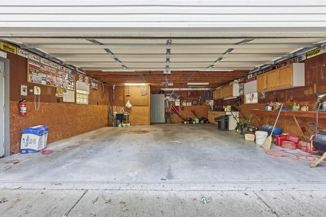 187 Oak Crest Dr, Tennessee Ridge, TN 37178