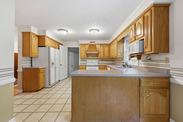 187 Oak Crest Dr, Tennessee Ridge, TN 37178