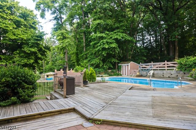 19 Mckinley Dr, Rockaway Boro, NJ 07866