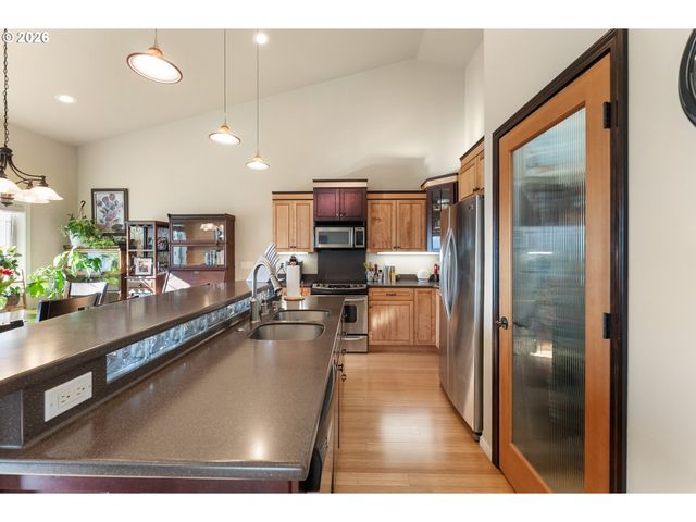 1556 Ne KENNEDY LOOP Dr, Roseburg, OR 97470