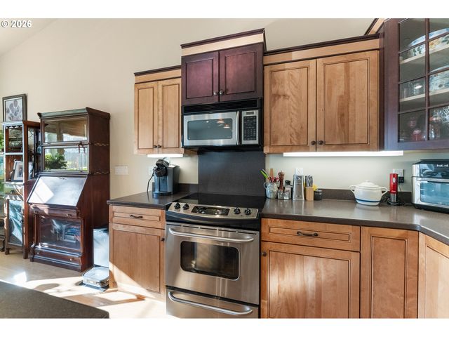 1556 Ne KENNEDY LOOP Dr, Roseburg, OR 97470