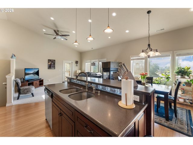 1556 Ne KENNEDY LOOP Dr, Roseburg, OR 97470