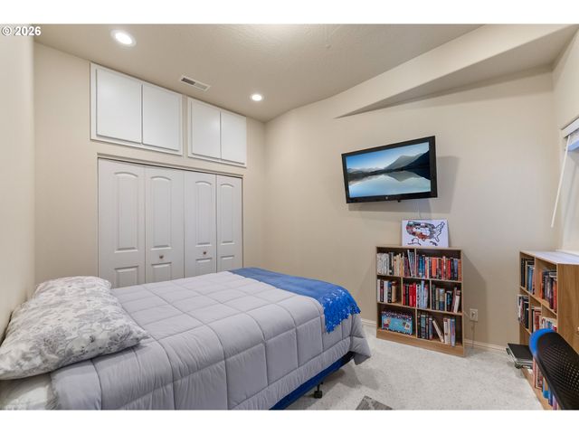 1556 Ne KENNEDY LOOP Dr, Roseburg, OR 97470