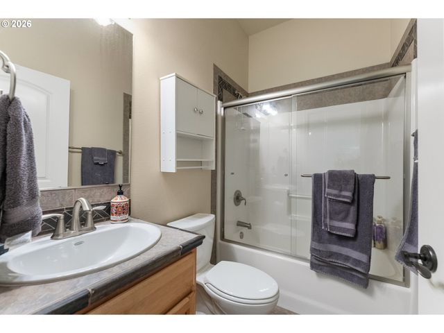 1556 Ne KENNEDY LOOP Dr, Roseburg, OR 97470