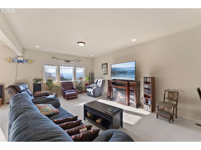 1556 Ne KENNEDY LOOP Dr, Roseburg, OR 97470