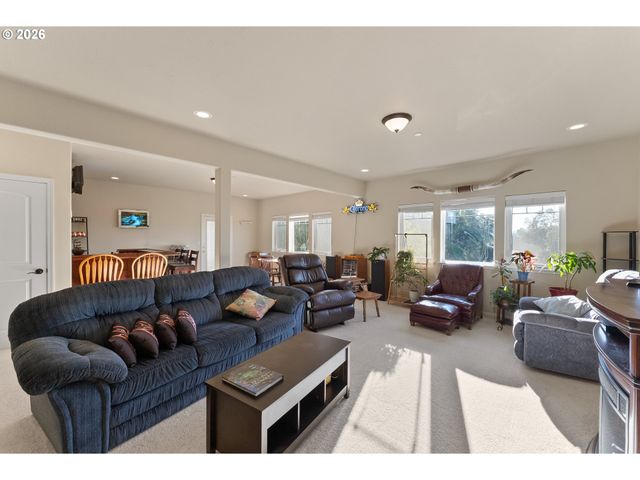 1556 Ne KENNEDY LOOP Dr, Roseburg, OR 97470