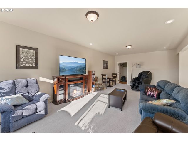 1556 Ne KENNEDY LOOP Dr, Roseburg, OR 97470